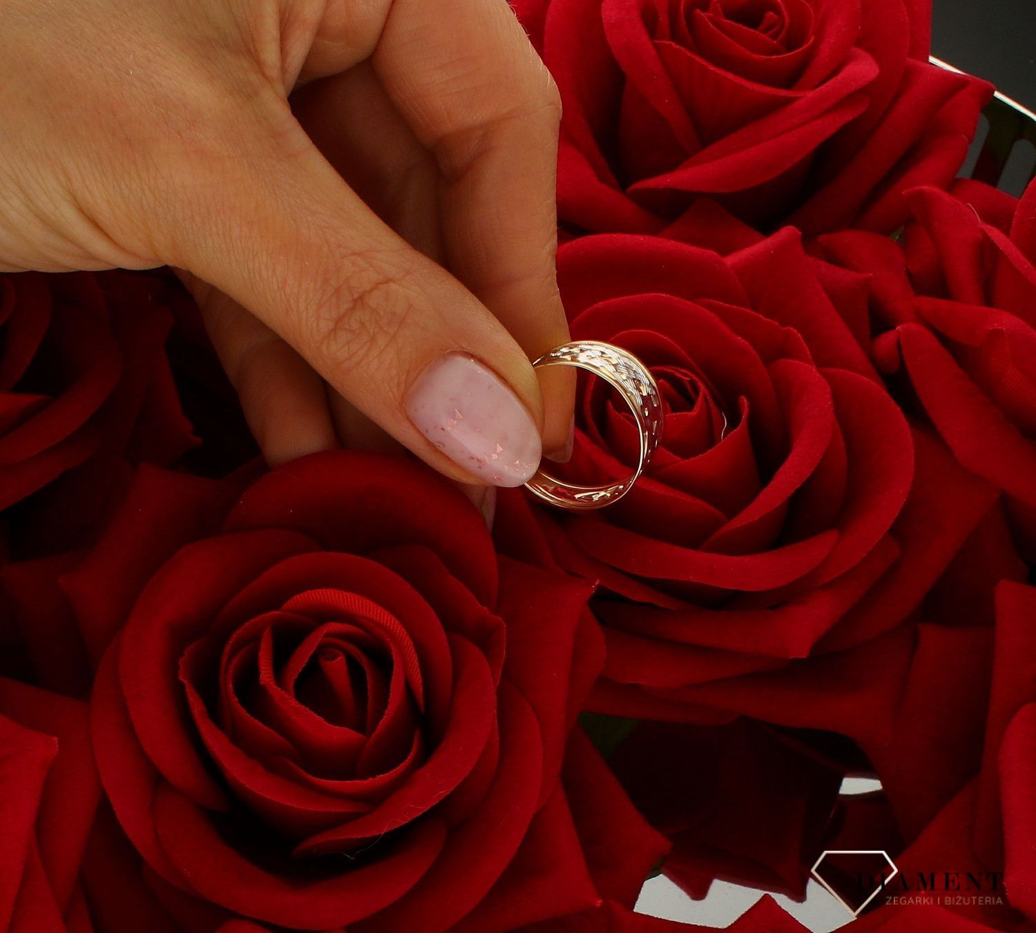 Pierścionek damski złoty szeroka obrączka z białym złotem 375 PI 1130 375. Szeroki pierścionek damski. Złota biżuteria na prezen (2).jpg